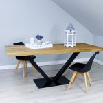 Oryginalny stół z litego drewna na podstawie prostokątnej